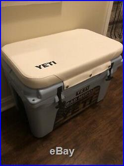 CUSTOM YETI 45qt Cooler with accessory BARELY USED