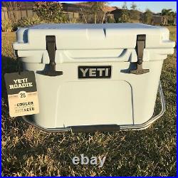 New! YETI Roadie 20 Cooler Ice Blue RARE DISCONTINUED COLOR AND STYLE