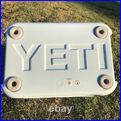 New! YETI Roadie 20 Cooler Ice Blue RARE DISCONTINUED COLOR AND STYLE