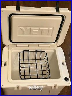 Rugged Yeti Tundra 35 Hard Cooler in GREAT CONDITION