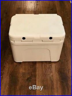 Rugged Yeti Tundra 35 Hard Cooler in GREAT CONDITION