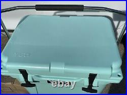 Used YETI ROADIE 20 COOLER SEAFOAM with handle Discontinued RARE VERY NICE