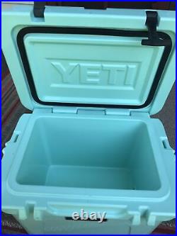 Used YETI ROADIE 20 COOLER SEAFOAM with handle Discontinued RARE VERY NICE