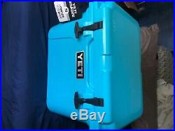 YETI 10020180000 Roadie 14 Cans Cooler with Locks and Handle- Reef Blue