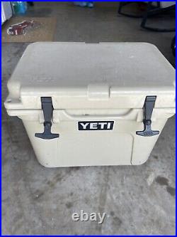 YETI Cooler Roadie 20 Hard Cooler Desert Tan with Handle