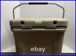 YETI Cooler Roadie 20 Hard Cooler Desert Tan with Handle