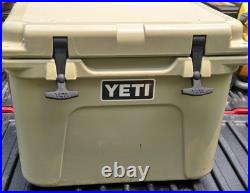 YETI Cooler Roadie 20 Hard Cooler Desert Tan with Handle