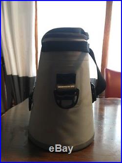 YETI Hopper Portable Cooler size 20, Fog Gray/Tahoe Blue