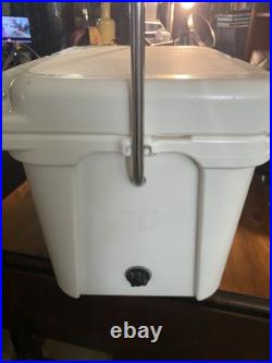 YETI Roadie 20 Cooler White w Metal Handle And Plug Retired