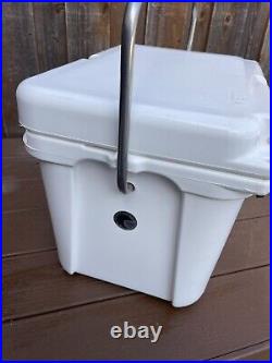 YETI Roadie 20 Cooler With Handle White Discontinued Very Nice Condition