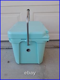 YETI Roadie 20 Hard Cooler Seafoam Limited Edition Discontinued With Paperwork
