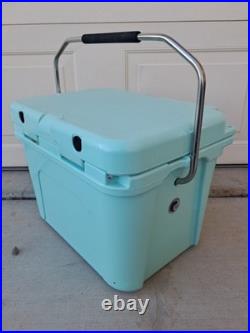YETI Roadie 20 Hard Cooler Seafoam Limited Edition Discontinued With Paperwork