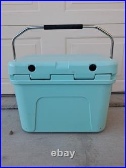 YETI Roadie 20 Hard Cooler Seafoam Limited Edition Discontinued With Paperwork
