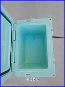 YETI Roadie 20 Hard Cooler Seafoam Limited Edition Discontinued With Paperwork