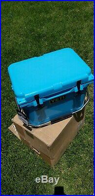 YETI Roadie 20 Qt Cooler Ice Chest Reef Blue New with tags