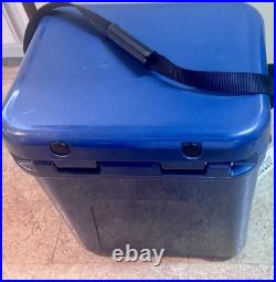 YETI Roadie 24 Hard Cooler Navy