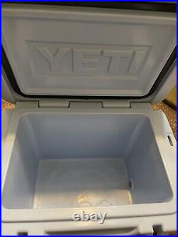Yeti Cooler Roadie 20Qt Ice Blue Cooler Chest Box (Discontinued/Retired/Rare)