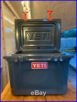 Yeti Roadie 20 CHARCOAL Cooler, Discontinued, RARE withRED Latches and Sticker