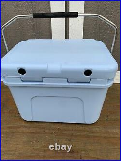 Yeti Roadie 20 Cooler Ice Blue