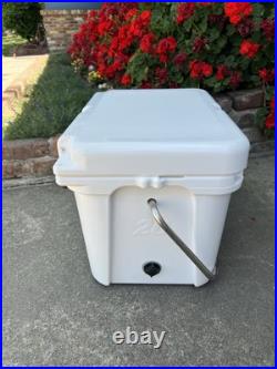 Yeti Roadie 20 Cooler White with Handle and Plug. Rare. Discontinued. Limited