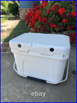 Yeti Roadie 20 Cooler White with Handle and Plug. Rare. Discontinued. Limited