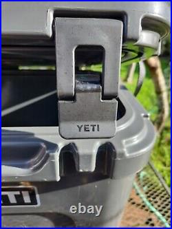 Yeti Roadie 24 Cooler Hard Case Charcoal Gray 17 H x 16 W x 13 W Pre-owned
