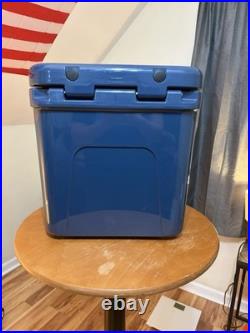 Yeti Roadie 24 Hard Cooler Navy