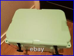 Yeti Seafoam Green 35 Tundra Cooler Limited Edition Discountinued