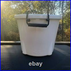 Yeti Tank 45 White Beverage Tub NEW Hard to Find