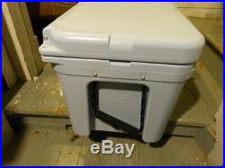 Yeti Tundra 45 Reef Blue Cooler Excellent Condition