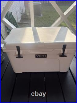 Yeti Tundra 45 White Cooler With Cutting Board Lid