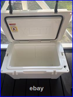 Yeti Tundra 45 White Cooler With Cutting Board Lid