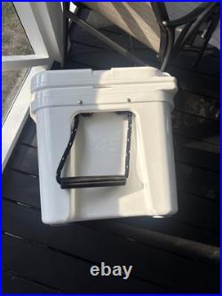 Yeti Tundra 45 White Cooler With Cutting Board Lid