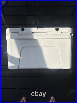 Yeti Tundra 45 White Cooler With Cutting Board Lid